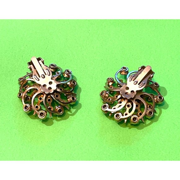 Vintage Gold-tone Sunburst Pattern Aurora Borealis Rhinestone Clip-on Earrings - Picture 7 of 10